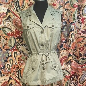Dress Barn Women Studded Vest in Army Green, drawstring waist, snaps size small